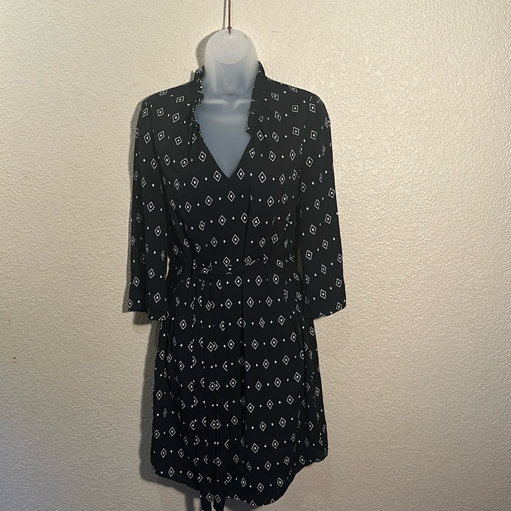 White House black market 4 geometric black and white half sleeve dress tie waist